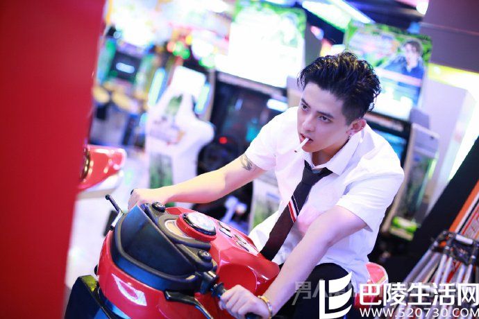 符泷飞校服青春洋溢