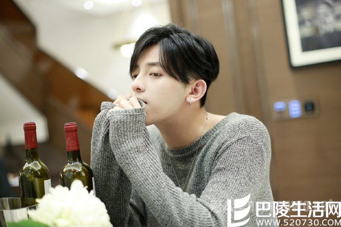 符泷飞侧脸帅气