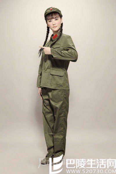 应采儿怀旧风军装照
