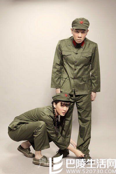 应采儿为陈小春整理裤脚