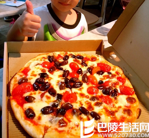 应采儿儿子Jasper做披萨