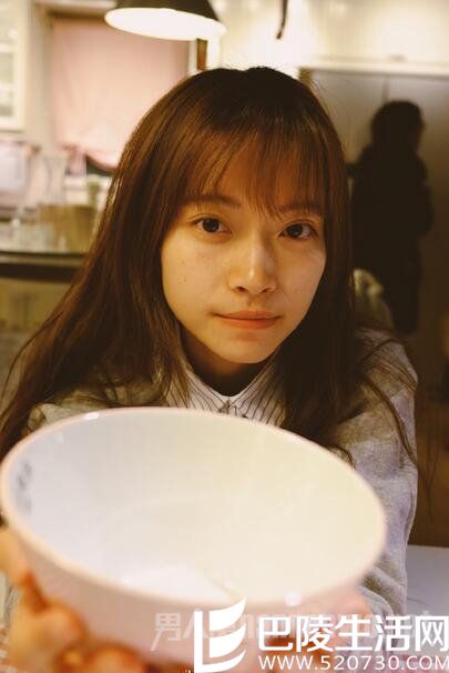 微博名为“元気大二蛮D”的中戏女生