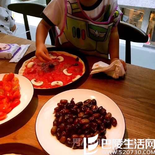 应采儿儿子亲手做披萨