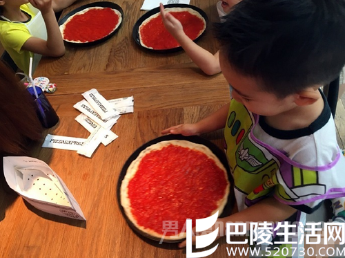 应采儿晒儿子亲手做的披萨