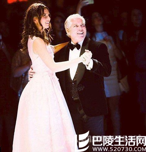 Maya Henry与爸爸跳舞