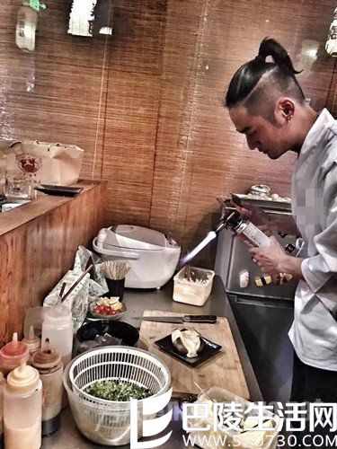 蒋劲夫认真做料理