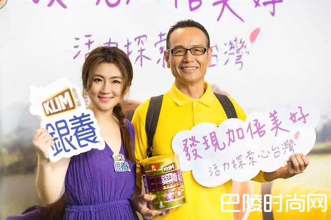 任家萱与爸爸照片