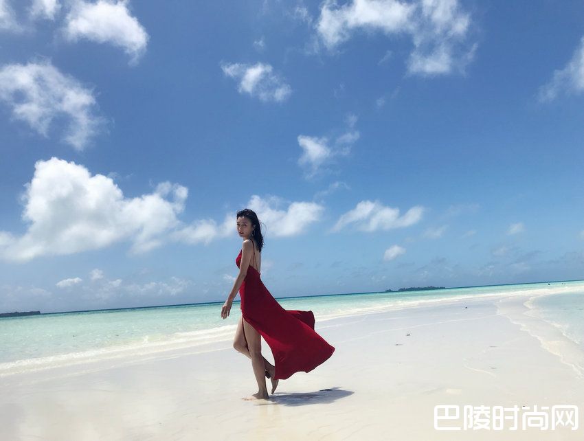 秦岚海边漫步照片