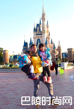 亮哲带女儿游玩照片