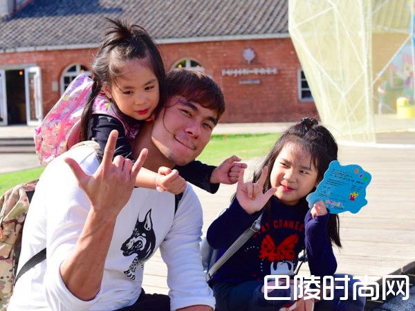 亮哲与女儿照片照片
