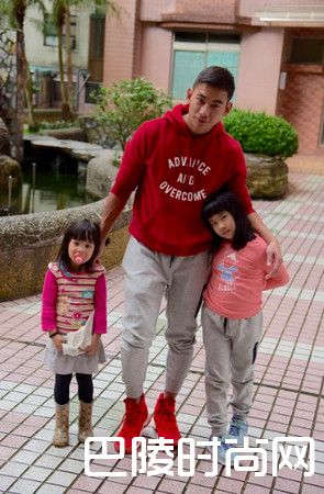 亮哲带女儿照片