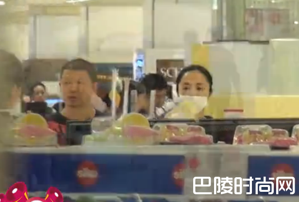 姚晨为孩子选礼物照片