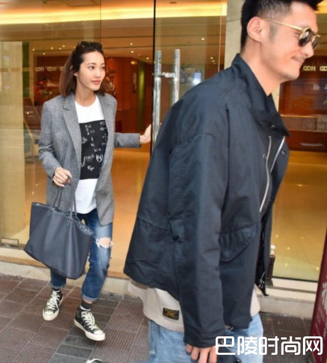 余文乐和妻子逛街照片