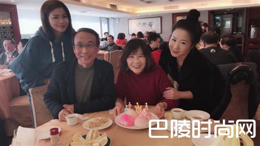 爸爸妈妈和姐姐照片