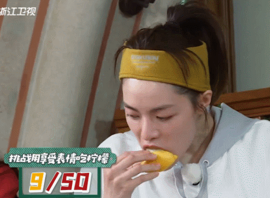 钟楚曦吃柠檬照片