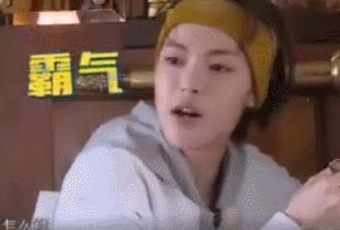 钟楚曦吃口香糖照片