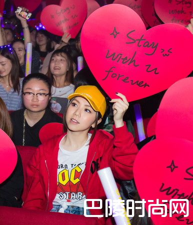 邓紫棋来看林俊杰演唱会照片