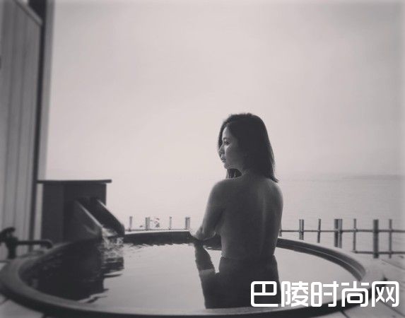 吴怡霈美背照片