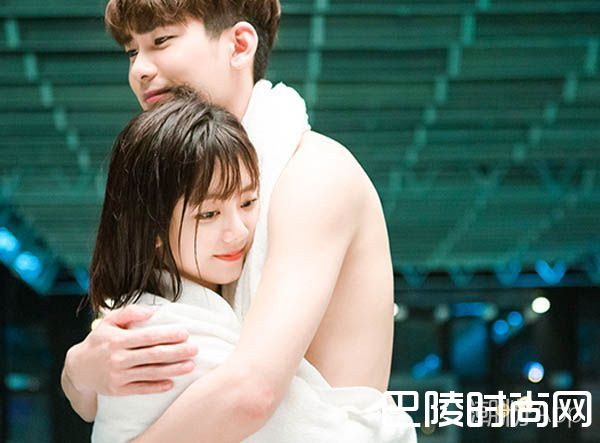 熊梓淇与谭松韵拥抱照片