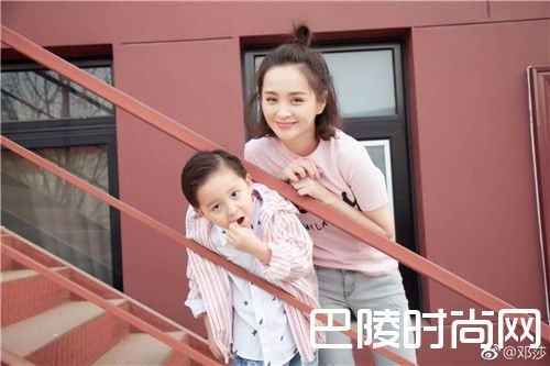 邓莎与孩子照片