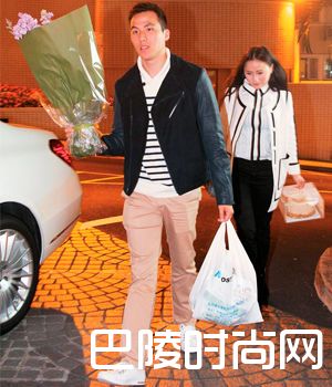 何猷启带女友回家