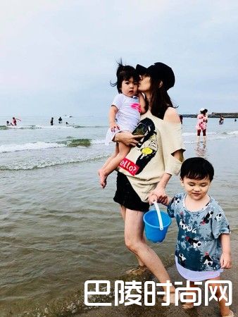 贾静雯一家照片