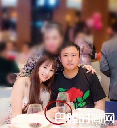 吴佩慈和老公照片