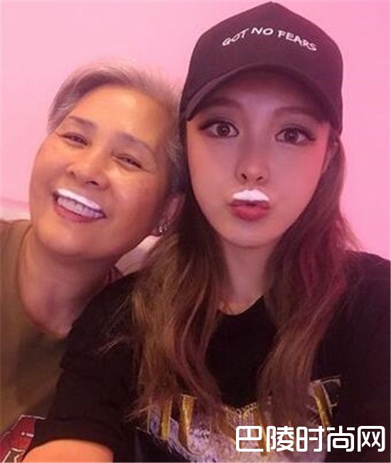 周扬青与罗妈妈合照