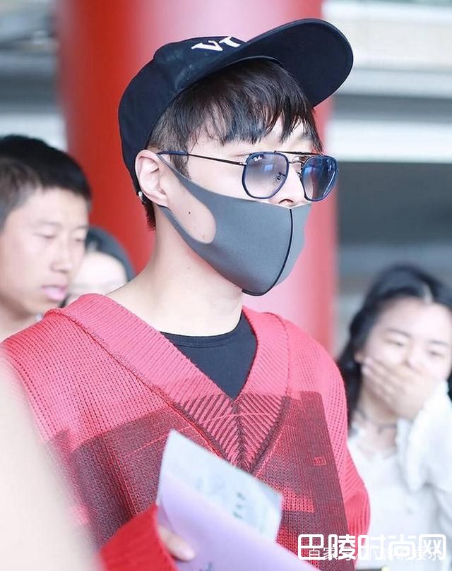 张艺兴被种草莓