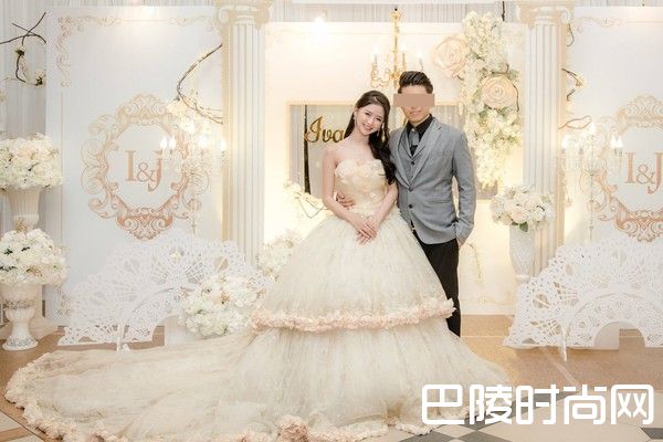 蔡卓宜与老公结婚照