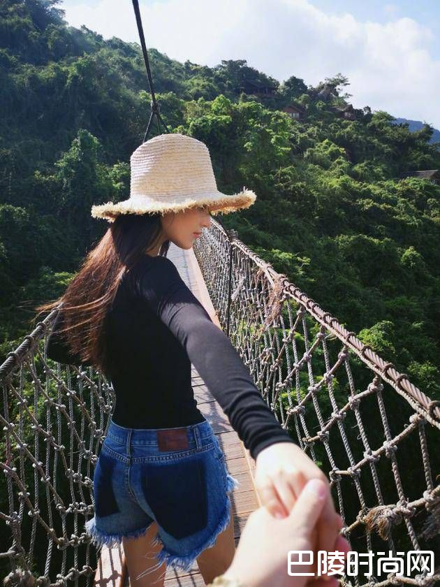 张馨予牵手照片