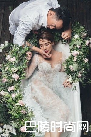 刘雨柔水中婚纱照