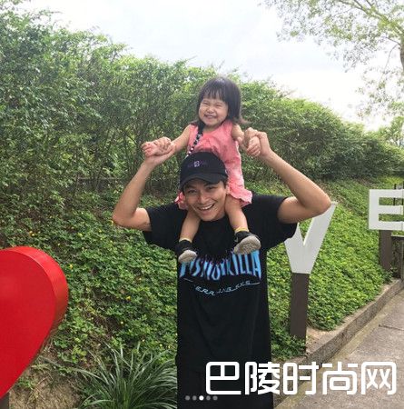 杨铭威带女儿照片