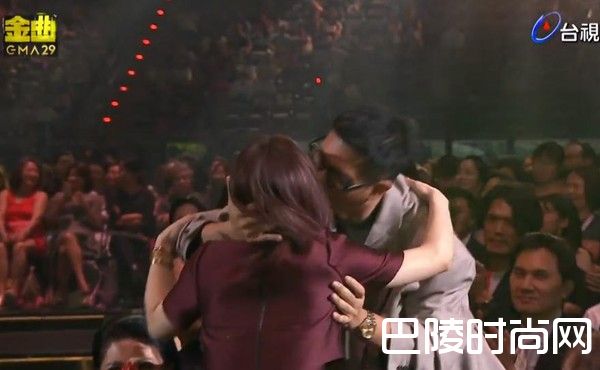 徐佳莹激吻男友