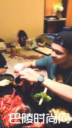 工作人员吃龙虾