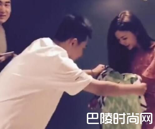 苏醒送刘语熙球衣