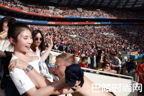 球迷扑向徐冬冬