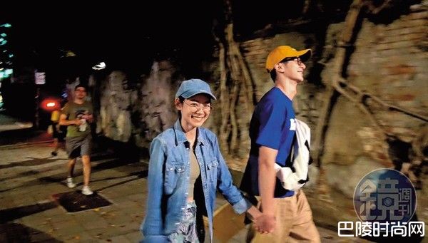 林明祯与张轩睿牵手照