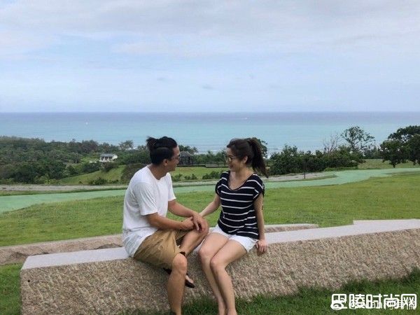 柯有伦对视未婚妻