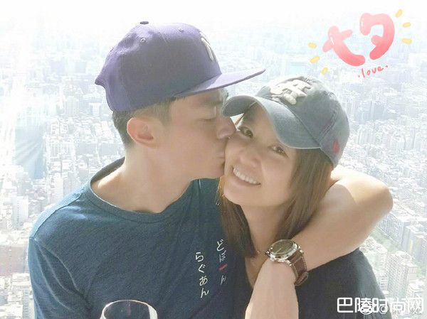 霍建华拥吻老婆