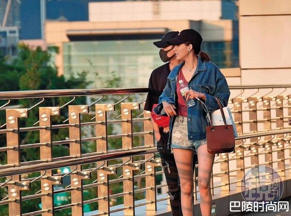 毛弟带女友逛街