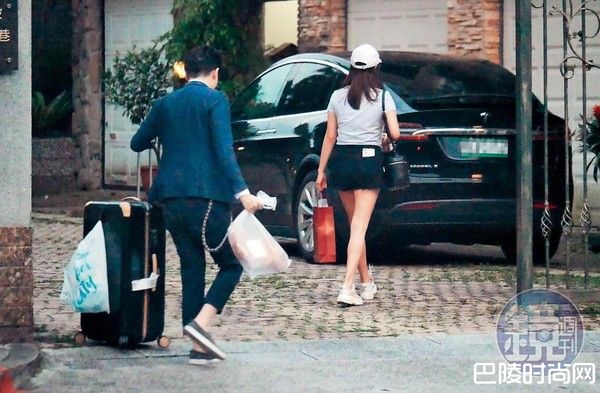 6/9 18：33，两人终于到家，林佩瑶还把大行李箱丢给武俊杰提，自顾自先进家门。 他们平时也会用来代步的特斯拉汽车就停在中庭。