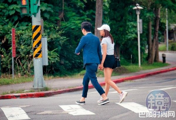 6/9 17：00，傍晚，他们俩出门采买，林佩瑶紧牵着武俊杰过马路，走向昨晚停在路边的宾士车。