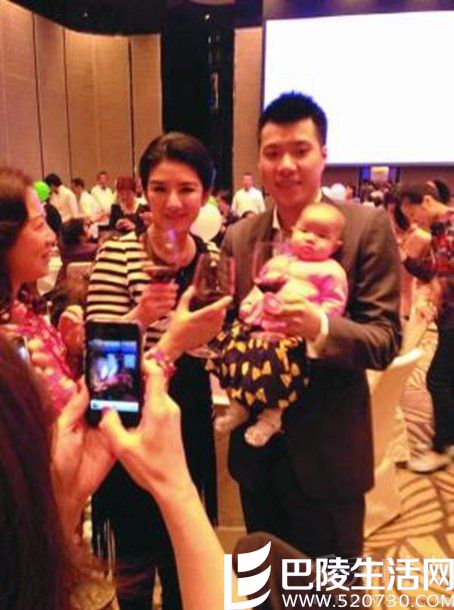 黄奕:为女儿大摆百日宴 黄奕:为女儿大摆百日宴