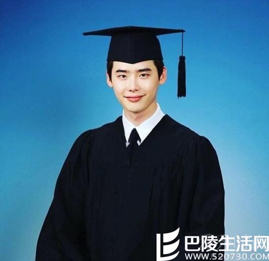 李钟硕毕业照 李钟硕毕业照
