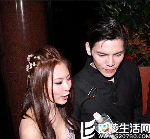 向佐出席女友活动