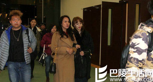 郑爽紧挽妈妈现身 郑爽紧挽妈妈现身