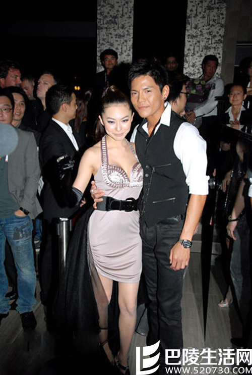 向佐黄婉佩一起出席活动