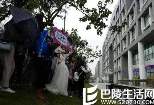 女粉丝身穿婚纱出现在片场 女粉丝身穿婚纱出现在片场