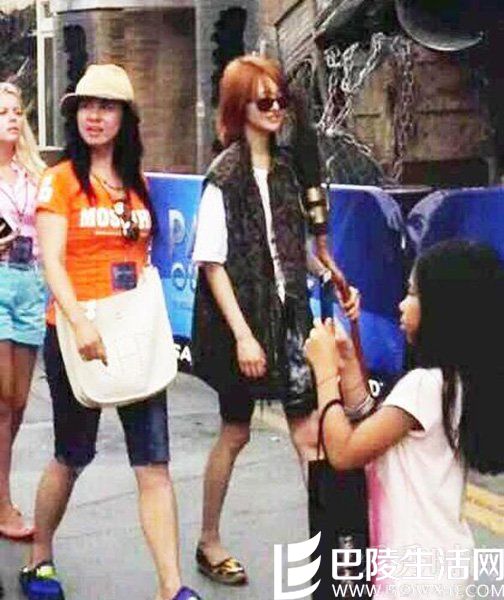 郑爽现身美国街头度假 郑爽现身美国街头度假